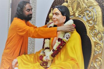 Swamiji Garlanding Maharajji